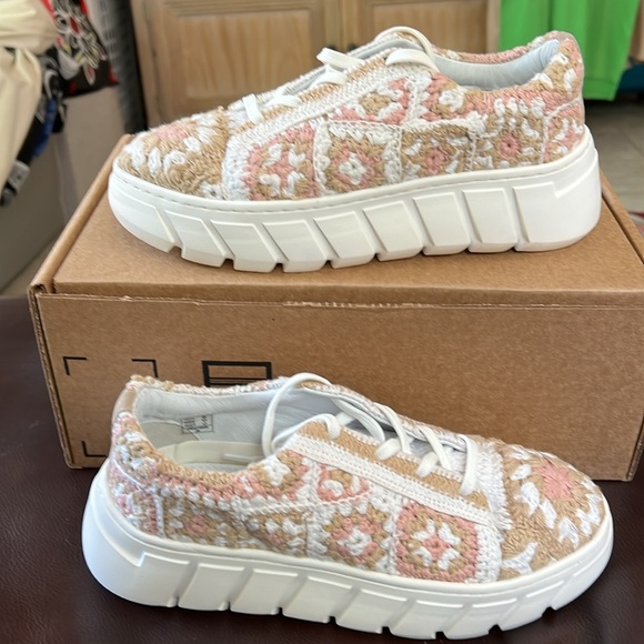 Free People Catch Me If You Can Crochet Sneaker in Peach and Whi SZ 8 (38) NEW - Picture 2 of 11